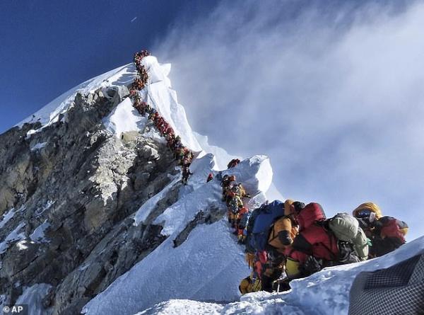 Số lượng người bỏ mạng trên đỉnh Everest đạt kỷ lục, chính phủ Nepal không có ý định hạn chế giấy phép leo núi Số lượng người bỏ mạng trên đỉnh Everest đạt kỷ lục, chính phủ Nepal không có ý định hạn chế giấy phép leo núi