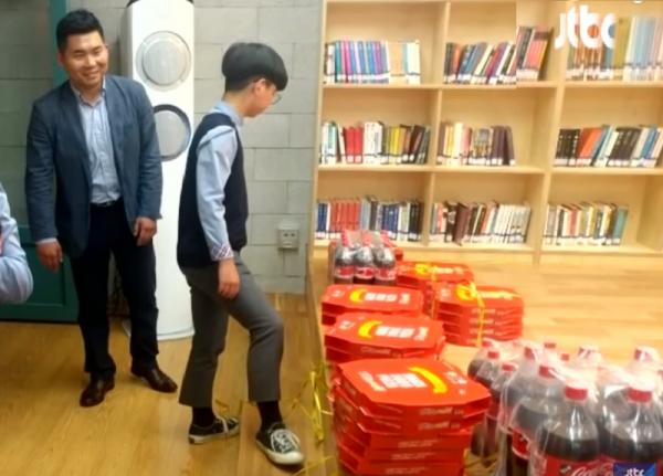 Ấm lòng câu chuyện hai học sinh trao trả lại chiếc ví bị mất và được hậu tạ... 125 chiếc bánh pizza Ấm lòng câu chuyện hai học sinh trao trả lại chiếc ví bị mất và được hậu tạ... 125 chiếc bánh pizza