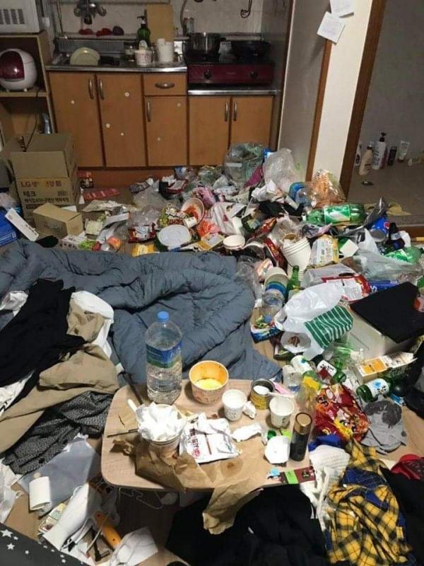 Cuộc thi 'Ai ở bẩn nhất': Sinh viên Hàn Quốc hào hứng gửi ảnh tham gia, chỉ khán giả là choáng nặng Cuộc thi 'Ai ở bẩn nhất': Sinh viên Hàn Quốc hào hứng gửi ảnh tham gia, chỉ khán giả là choáng nặng
