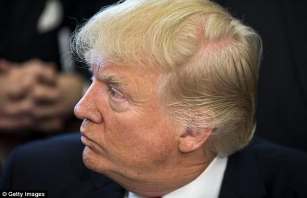 Ngày này rồi cũng đến, Donald Trump bỗng dưng đổi kiểu tóc huyền thoại khiến dân tình hào hứng Ngày này rồi cũng đến, Donald Trump bỗng dưng đổi kiểu tóc huyền thoại khiến dân tình hào hứng