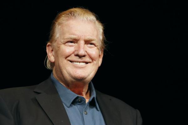 Ngày này rồi cũng đến, Donald Trump bỗng dưng đổi kiểu tóc huyền thoại khiến dân tình hào hứng Ngày này rồi cũng đến, Donald Trump bỗng dưng đổi kiểu tóc huyền thoại khiến dân tình hào hứng