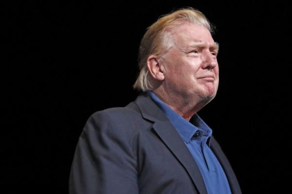 Ngày này rồi cũng đến, Donald Trump bỗng dưng đổi kiểu tóc huyền thoại khiến dân tình hào hứng Ngày này rồi cũng đến, Donald Trump bỗng dưng đổi kiểu tóc huyền thoại khiến dân tình hào hứng