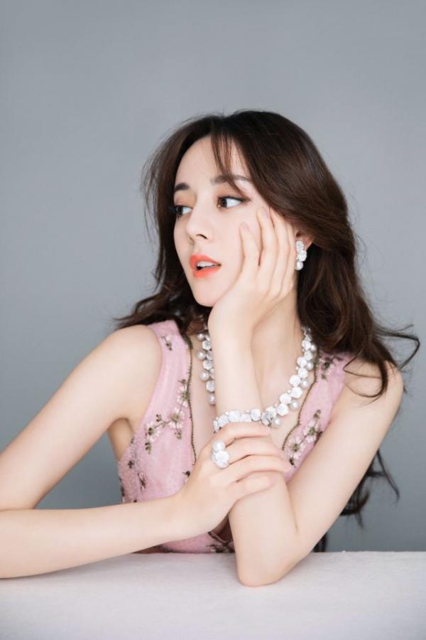 Địch Lệ Nhiệt Ba làm mẫu ảnh cưới thời Đại học: Nữ thần cũng có khoảnh khắc không dám nhìn lại Địch Lệ Nhiệt Ba làm mẫu ảnh cưới thời Đại học: Nữ thần cũng có khoảnh khắc không dám nhìn lại