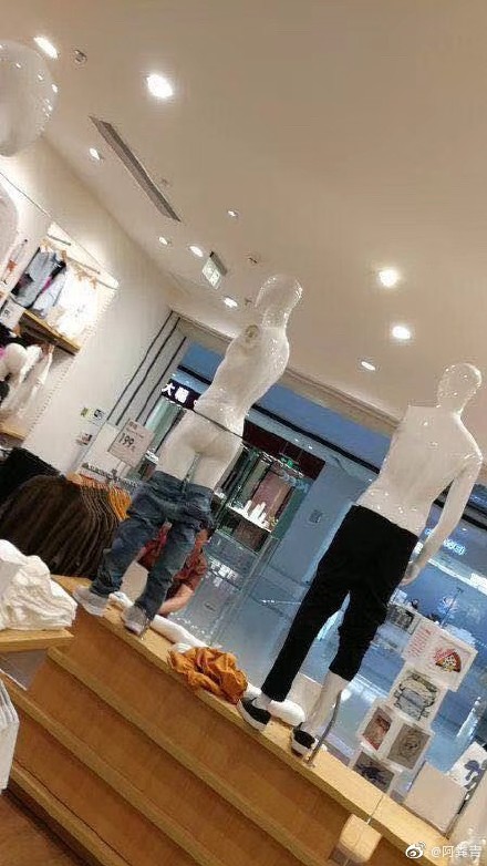 Cảnh tượng hoang tàn tại cửa hàng Uniqlo Trung Quốc trong ngày tung sản phẩm hợp tác cùng nhà thiết kế nổi tiếng Cảnh tượng hoang tàn tại cửa hàng Uniqlo Trung Quốc trong ngày tung sản phẩm hợp tác cùng nhà thiết kế nổi tiếng