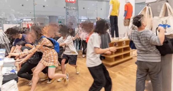 Cảnh tượng hoang tàn tại cửa hàng Uniqlo Trung Quốc trong ngày tung sản phẩm hợp tác cùng nhà thiết kế nổi tiếng Cảnh tượng hoang tàn tại cửa hàng Uniqlo Trung Quốc trong ngày tung sản phẩm hợp tác cùng nhà thiết kế nổi tiếng