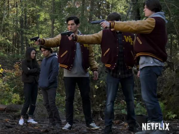 'The Society': Cha mẹ đột nhiên biến mất, thị trấn bị cô lập, đám trẻ trung học phải làm sao? 'The Society': Cha mẹ đột nhiên biến mất, thị trấn bị cô lập, đám trẻ trung học phải làm sao?