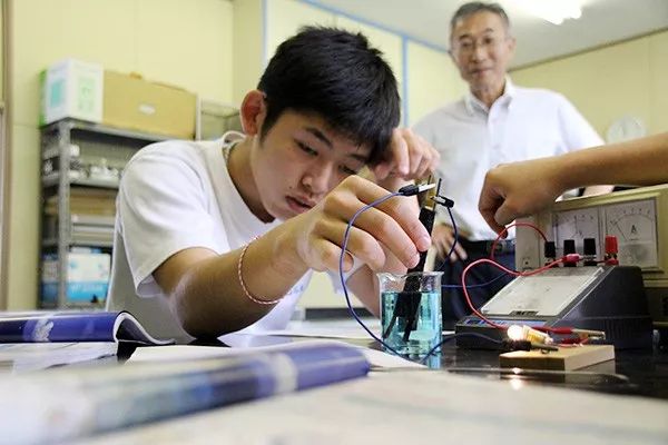 Ngôi trường Nhật Bản chỉ có một học sinh, ngày cậu trai tốt nghiệp cũng là ngày trường đóng cửa Ngôi trường Nhật Bản chỉ có một học sinh, ngày cậu trai tốt nghiệp cũng là ngày trường đóng cửa