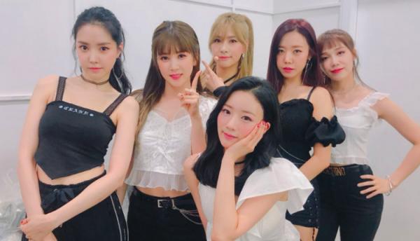 Phần tử cực đoan khủng bố Eunji (Apink) qua Vlive, trơ tráo tiết lộ địa chỉ nhà của nữ idol cho hàng nghìn người Phần tử cực đoan khủng bố Eunji (Apink) qua Vlive, trơ tráo tiết lộ địa chỉ nhà của nữ idol cho hàng nghìn người