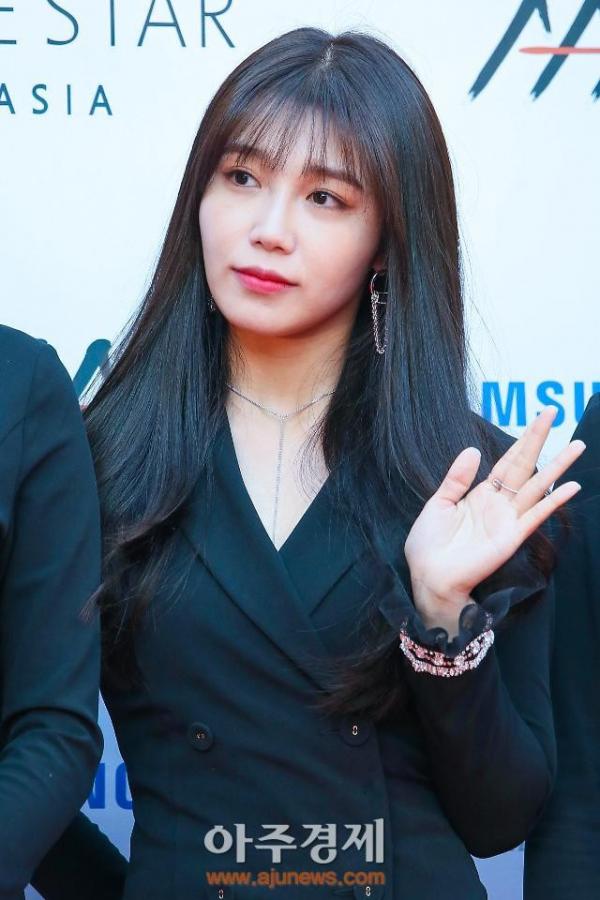 Phần tử cực đoan khủng bố Eunji (Apink) qua Vlive, trơ tráo tiết lộ địa chỉ nhà của nữ idol cho hàng nghìn người Phần tử cực đoan khủng bố Eunji (Apink) qua Vlive, trơ tráo tiết lộ địa chỉ nhà của nữ idol cho hàng nghìn người