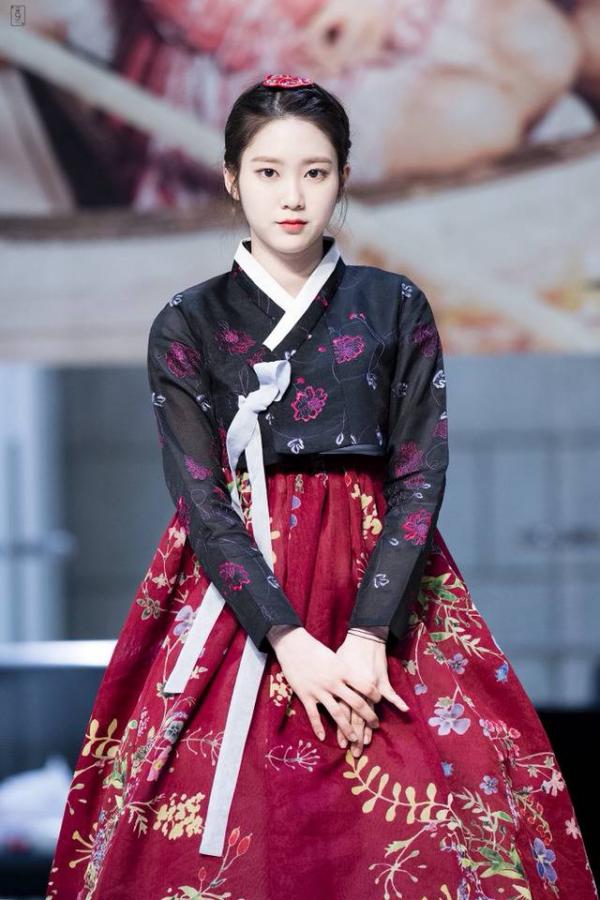 Một nữ idol nổi rần rần nhờ câu trả lời cực ngầu khi bị fan nam kém duyên bắt gọi 'Oppa' Một nữ idol nổi rần rần nhờ câu trả lời cực ngầu khi bị fan nam kém duyên bắt gọi 'Oppa'