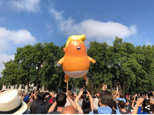 Dân Anh 'chửi thẳng' Tổng thống Trump bằng loạt khẩu hiệu biểu tình chua cay, cười ra nước mắt Dân Anh 'chửi thẳng' Tổng thống Trump bằng loạt khẩu hiệu biểu tình chua cay, cười ra nước mắt