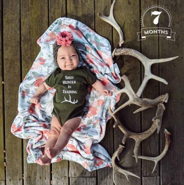 Mẹ trẻ gây phẫn nộ vì địu con gái trên lưng khi giương cung bắn động vật Mẹ trẻ gây phẫn nộ vì địu con gái trên lưng khi giương cung bắn động vật