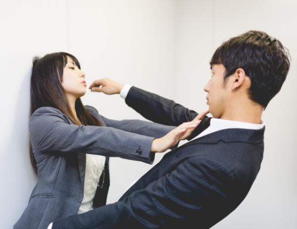 Nhật cảnh báo các kiểu quấy rối phụ nữ phổ biến trên tàu điện ngầm, nhiều kiểu cực kì biến thái Nhật cảnh báo các kiểu quấy rối phụ nữ phổ biến trên tàu điện ngầm, nhiều kiểu cực kì biến thái