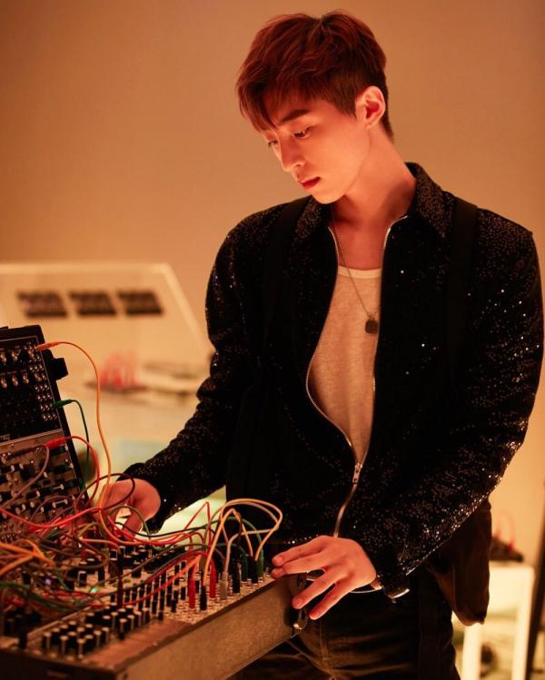 R.Tee - Producer đẹp hơn hoa, hotboy mới trong truyền thuyết của nhà YG là ai? R.Tee - Producer đẹp hơn hoa, hotboy mới trong truyền thuyết của nhà YG là ai?