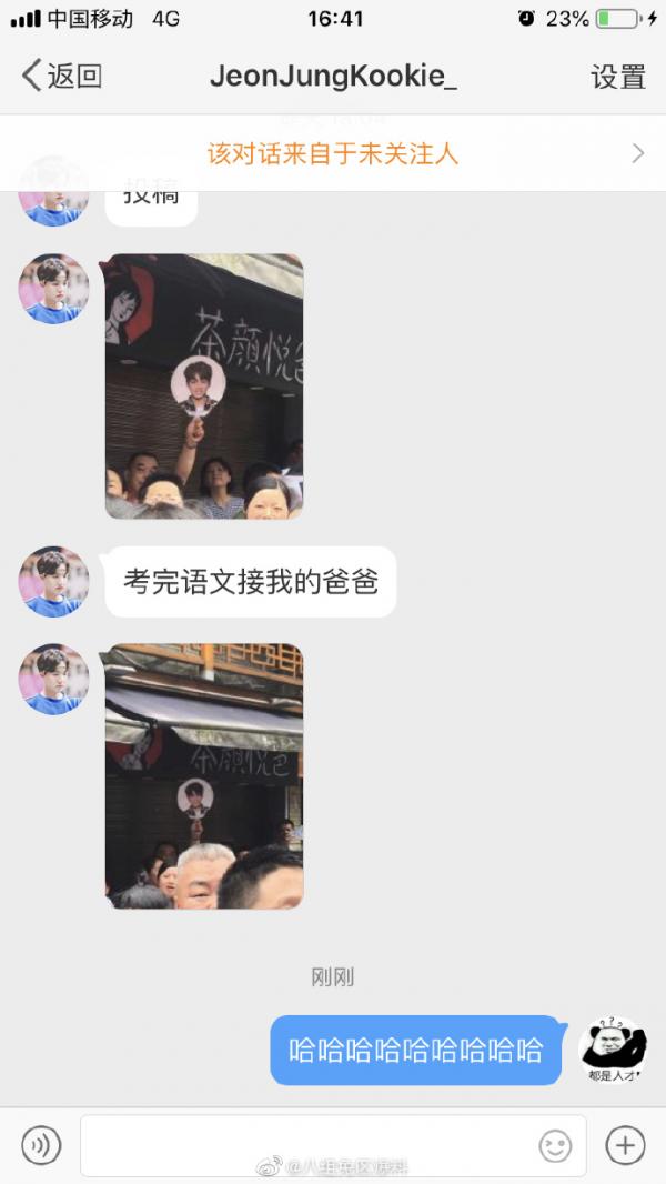 Siêu bão Weibo: Ông bố giơ ảnh Jungkook để con gái tìm mình giữa biển người sau ngày thi đại học Siêu bão Weibo: Ông bố giơ ảnh Jungkook để con gái tìm mình giữa biển người sau ngày thi đại học