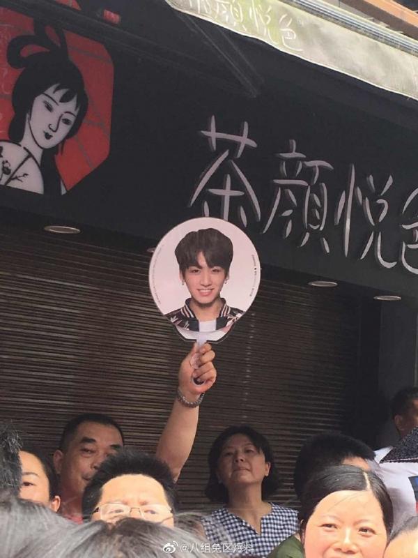 Siêu bão Weibo: Ông bố giơ ảnh Jungkook để con gái tìm mình giữa biển người sau ngày thi đại học Siêu bão Weibo: Ông bố giơ ảnh Jungkook để con gái tìm mình giữa biển người sau ngày thi đại học