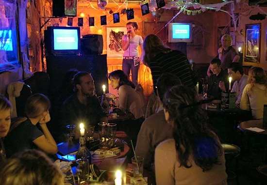 Tranh nhau suất hát karaoke tiếp theo, chị gái đem ngay 'hàng nóng' uy hiếp bạn mình Tranh nhau suất hát karaoke tiếp theo, chị gái đem ngay 'hàng nóng' uy hiếp bạn mình