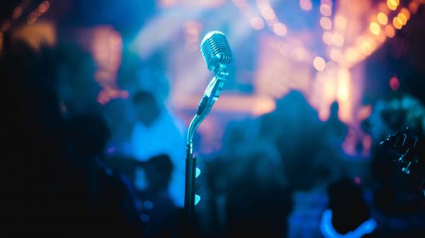 Tranh nhau suất hát karaoke tiếp theo, chị gái đem ngay 'hàng nóng' uy hiếp bạn mình Tranh nhau suất hát karaoke tiếp theo, chị gái đem ngay 'hàng nóng' uy hiếp bạn mình
