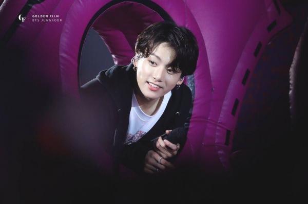 Hơn 23 triệu lượt xem cảnh Jungkook (BTS) liều mình nhảy từ sân khấu xuống gặp fan khuyết tật Hơn 23 triệu lượt xem cảnh Jungkook (BTS) liều mình nhảy từ sân khấu xuống gặp fan khuyết tật