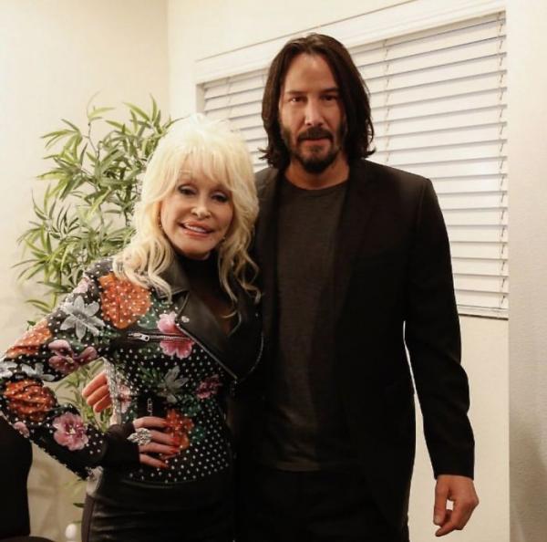 Tại sao Keanu Reeves không bao giờ chạm tay vào người fan nữ khi chụp ảnh cùng? Tại sao Keanu Reeves không bao giờ chạm tay vào người fan nữ khi chụp ảnh cùng?