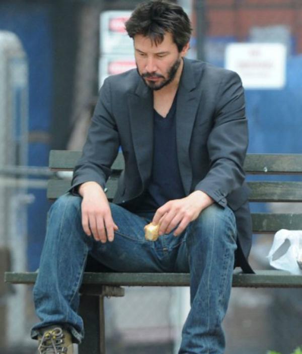 Tại sao Keanu Reeves không bao giờ chạm tay vào người fan nữ khi chụp ảnh cùng? Tại sao Keanu Reeves không bao giờ chạm tay vào người fan nữ khi chụp ảnh cùng?