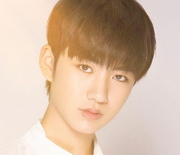 Thuyết âm mưu ghê rợn: Idol 'Sáng Tạo Doanh' Hà Lạc Lạc là người giấy, được trai đẹp ban linh hồn Thuyết âm mưu ghê rợn: Idol 'Sáng Tạo Doanh' Hà Lạc Lạc là người giấy, được trai đẹp ban linh hồn