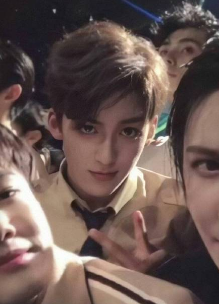 Thuyết âm mưu ghê rợn: Idol 'Sáng Tạo Doanh' Hà Lạc Lạc là người giấy, được trai đẹp ban linh hồn Thuyết âm mưu ghê rợn: Idol 'Sáng Tạo Doanh' Hà Lạc Lạc là người giấy, được trai đẹp ban linh hồn