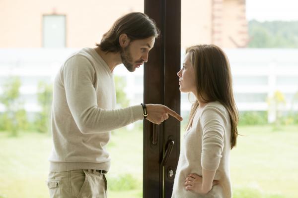Gaslighting: Vì sao phụ nữ lại chọn ở lại và yêu tha thiết những kẻ lạm dụng cảm xúc của họ? Gaslighting: Vì sao phụ nữ lại chọn ở lại và yêu tha thiết những kẻ lạm dụng cảm xúc của họ?