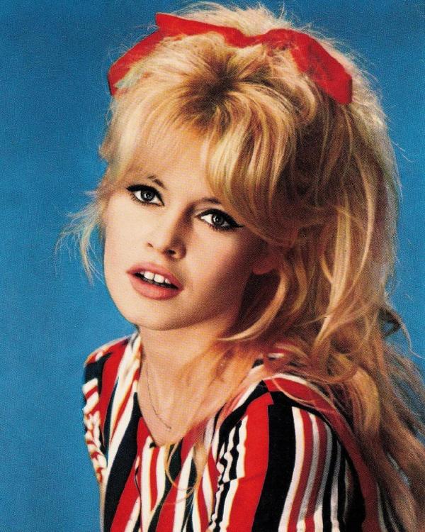 Chúa đã tạo ra đàn bà nhưng Quỷ dữ lại sinh ra Brigitte Bardot Chúa đã tạo ra đàn bà nhưng Quỷ dữ lại sinh ra Brigitte Bardot