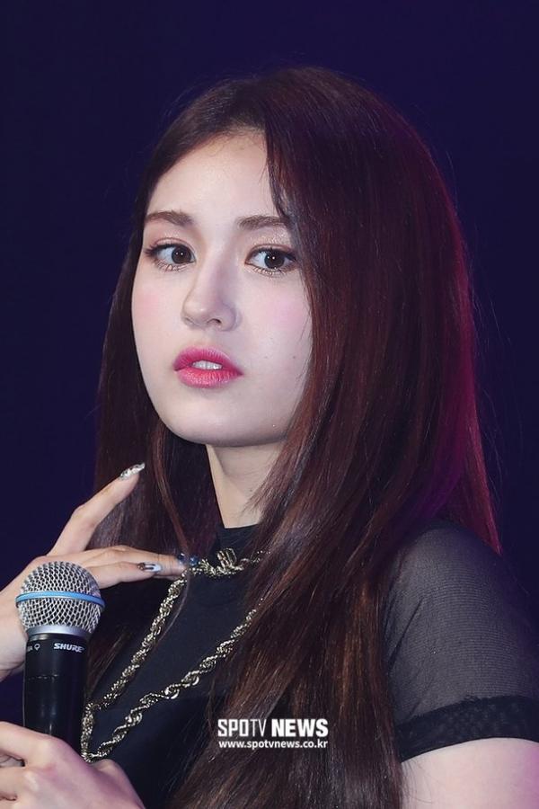 Jeon Somi bị 'ném đá' vì không chịu diễn trong showcase ra mắt Jeon Somi bị 'ném đá' vì không chịu diễn trong showcase ra mắt