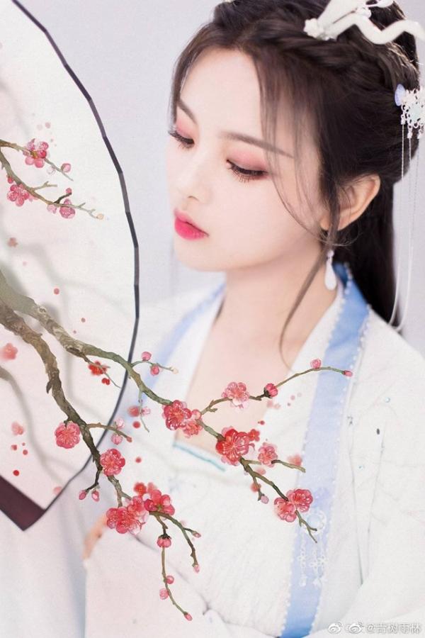 Dương Siêu Việt lại gây sóng gió với tâm thư về diễn xuất, dân mạng: 'Ngoài khóc ra cô làm được gì?' Dương Siêu Việt lại gây sóng gió với tâm thư về diễn xuất, dân mạng: 'Ngoài khóc ra cô làm được gì?'