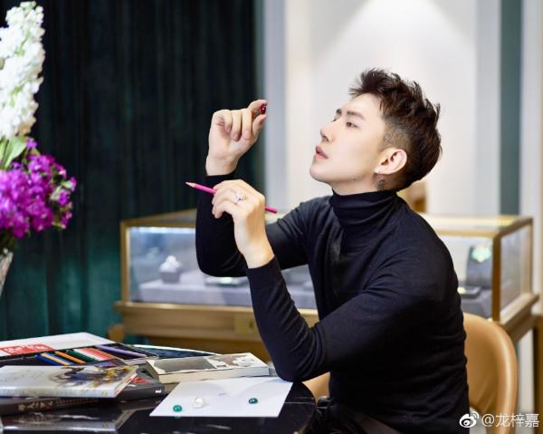 Long Tử Gia - Tổng tài 24 tuổi của ngành thiết kế trang sức đang khuynh đảo giới giải trí Hoa ngữ Long Tử Gia - Tổng tài 24 tuổi của ngành thiết kế trang sức đang khuynh đảo giới giải trí Hoa ngữ