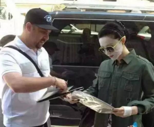 Kiên trì đắp 16 nghìn mask dưỡng da trong 20 năm, đây là mặt mộc khó tin của Phạm Băng Băng bây giờ Kiên trì đắp 16 nghìn mask dưỡng da trong 20 năm, đây là mặt mộc khó tin của Phạm Băng Băng bây giờ