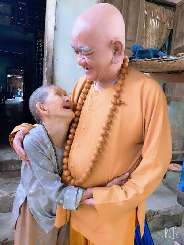 Sư thầy được gọi là Phật Di Lặc tái thế vì gương mặt phúc hậu, hiền lành Sư thầy được gọi là Phật Di Lặc tái thế vì gương mặt phúc hậu, hiền lành