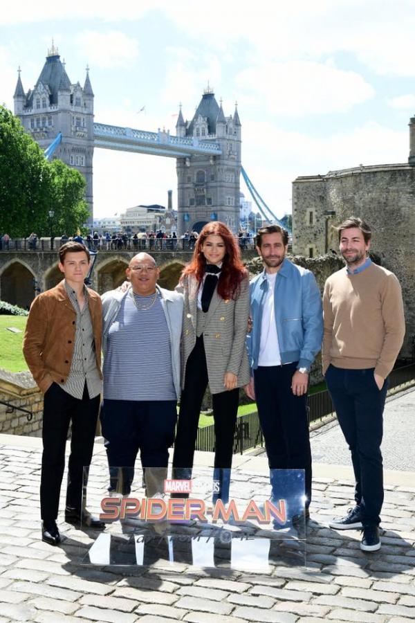 Zendaya từng lo mất vai diễn trong loạt phim Spider-Man vì... Tom Holland chân ngắn hơn mình Zendaya từng lo mất vai diễn trong loạt phim Spider-Man vì... Tom Holland chân ngắn hơn mình