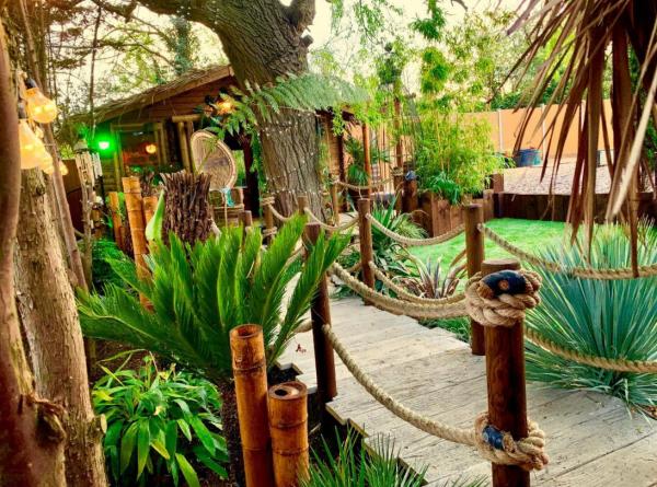 Ngôn tình có thật: Anh công nhân xây cho vợ khu vườn nhiệt đới vì 6 năm không thể đưa vợ đi du lịch Ngôn tình có thật: Anh công nhân xây cho vợ khu vườn nhiệt đới vì 6 năm không thể đưa vợ đi du lịch