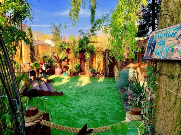 Ngôn tình có thật: Anh công nhân xây cho vợ khu vườn nhiệt đới vì 6 năm không thể đưa vợ đi du lịch Ngôn tình có thật: Anh công nhân xây cho vợ khu vườn nhiệt đới vì 6 năm không thể đưa vợ đi du lịch