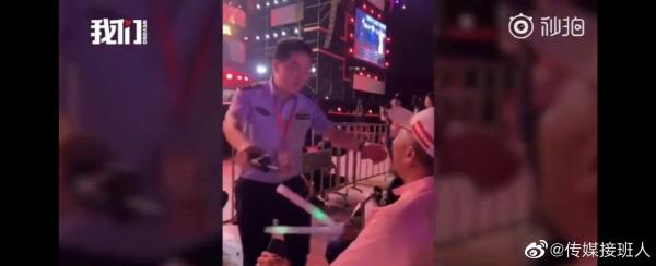 Fanboy gào thét đòi Châu Kiệt Luân ôm mình, anh cảnh sát đành xả thân 'để tôi ôm em vậy' Fanboy gào thét đòi Châu Kiệt Luân ôm mình, anh cảnh sát đành xả thân 'để tôi ôm em vậy'