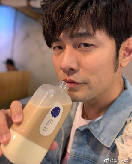 Fanboy gào thét đòi Châu Kiệt Luân ôm mình, anh cảnh sát đành xả thân 'để tôi ôm em vậy' Fanboy gào thét đòi Châu Kiệt Luân ôm mình, anh cảnh sát đành xả thân 'để tôi ôm em vậy'