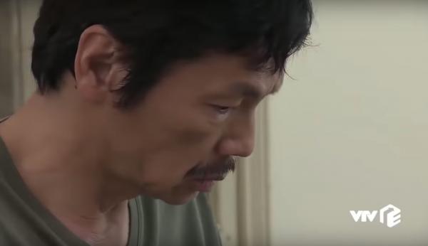 'Diễn viên' quần chúng bất ngờ xuất hiện trong phim 'Về Nhà Đi Con' khiến dân tình cười nghiêng ngả 'Diễn viên' quần chúng bất ngờ xuất hiện trong phim 'Về Nhà Đi Con' khiến dân tình cười nghiêng ngả