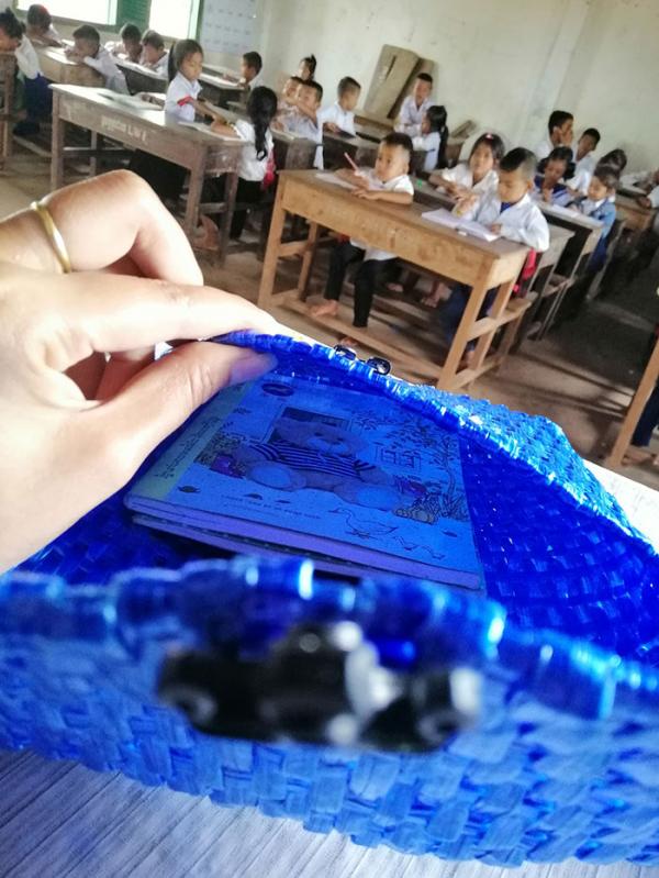 Chiếc cặp từ vật liệu tái chế, đơn sơ mà thấm đẫm tình cha Chiếc cặp từ vật liệu tái chế, đơn sơ mà thấm đẫm tình cha