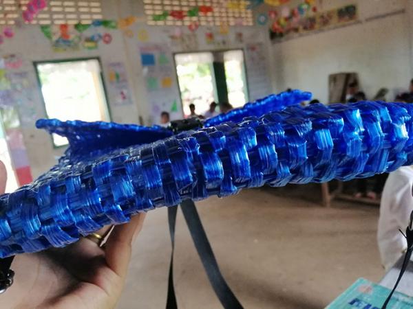 Chiếc cặp từ vật liệu tái chế, đơn sơ mà thấm đẫm tình cha Chiếc cặp từ vật liệu tái chế, đơn sơ mà thấm đẫm tình cha