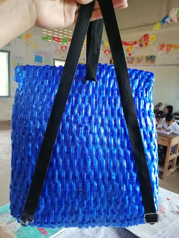 Chiếc cặp từ vật liệu tái chế, đơn sơ mà thấm đẫm tình cha Chiếc cặp từ vật liệu tái chế, đơn sơ mà thấm đẫm tình cha