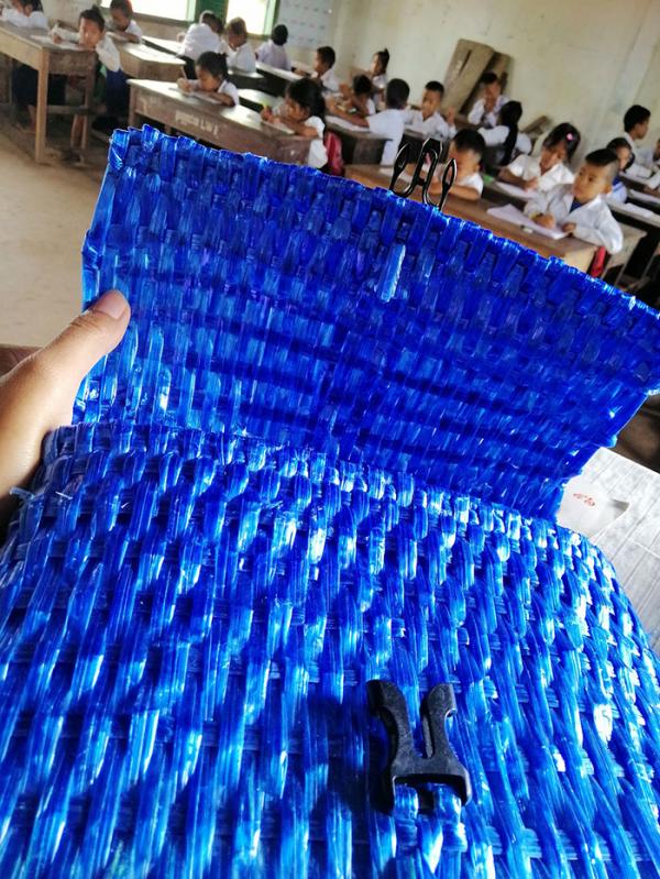 Chiếc cặp từ vật liệu tái chế, đơn sơ mà thấm đẫm tình cha Chiếc cặp từ vật liệu tái chế, đơn sơ mà thấm đẫm tình cha