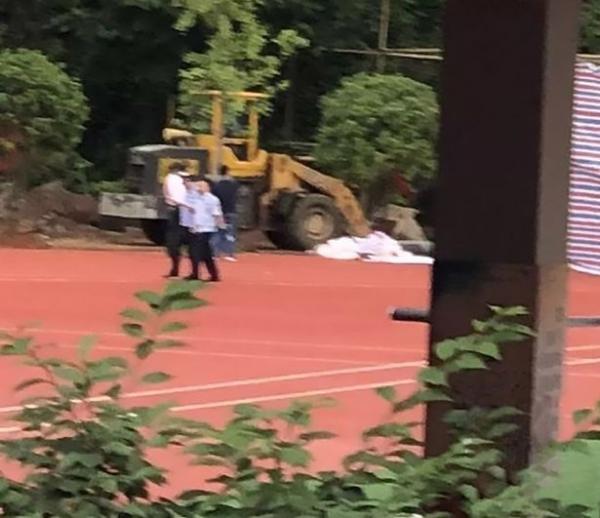Tìm thấy thi thể của giáo viên mất tích 16 năm chôn dưới sân thể dục trường học tại Trung Quốc Tìm thấy thi thể của giáo viên mất tích 16 năm chôn dưới sân thể dục trường học tại Trung Quốc