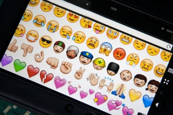 Một cô gái Trung quốc bị sa thải chỉ vì dùng emoji để trả lời tin nhắn của sếp Một cô gái Trung quốc bị sa thải chỉ vì dùng emoji để trả lời tin nhắn của sếp