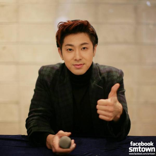 DBSK Yunho luôn 'bật ngón cái' khi chụp ảnh, bạn sẽ khóc khi biết câu chuyện đằng sau đó DBSK Yunho luôn 'bật ngón cái' khi chụp ảnh, bạn sẽ khóc khi biết câu chuyện đằng sau đó