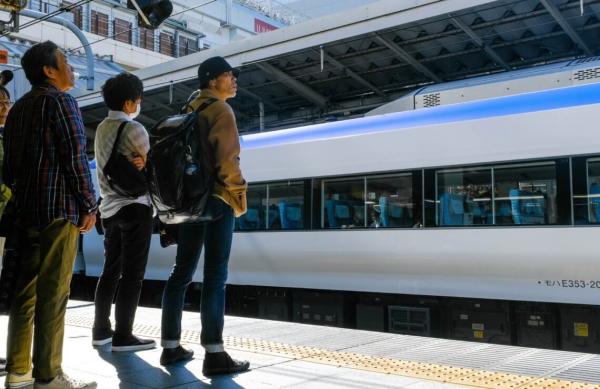 26 chuyến tàu ở Nhật bị đóng băng khiến 12.000 người trễ giờ chỉ vì một... con ốc sên 26 chuyến tàu ở Nhật bị đóng băng khiến 12.000 người trễ giờ chỉ vì một... con ốc sên