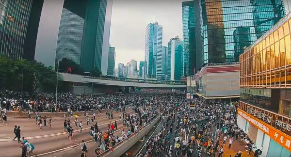 Cuộc biểu tình ở Hong Kong nhìn từ trên cao: Một khung cảnh đáng sợ và choáng ngợp Cuộc biểu tình ở Hong Kong nhìn từ trên cao: Một khung cảnh đáng sợ và choáng ngợp