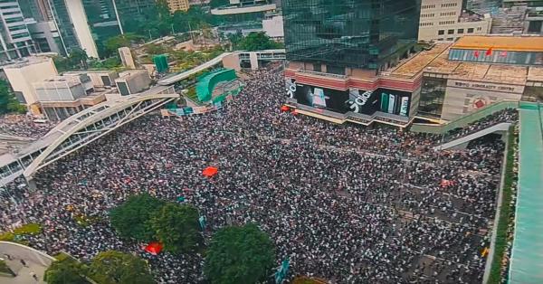 Cuộc biểu tình ở Hong Kong nhìn từ trên cao: Một khung cảnh đáng sợ và choáng ngợp Cuộc biểu tình ở Hong Kong nhìn từ trên cao: Một khung cảnh đáng sợ và choáng ngợp